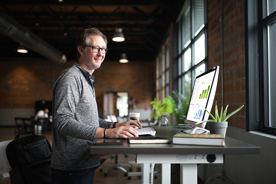 Webinare_Controller-arbeitend